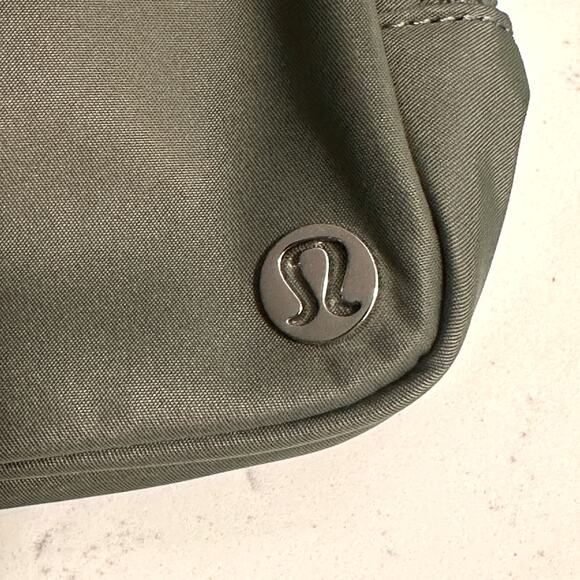 LULULEMON NWT GRSG Grey Sage Everywhere Belt Bag – 2L - Picture 8 of 12